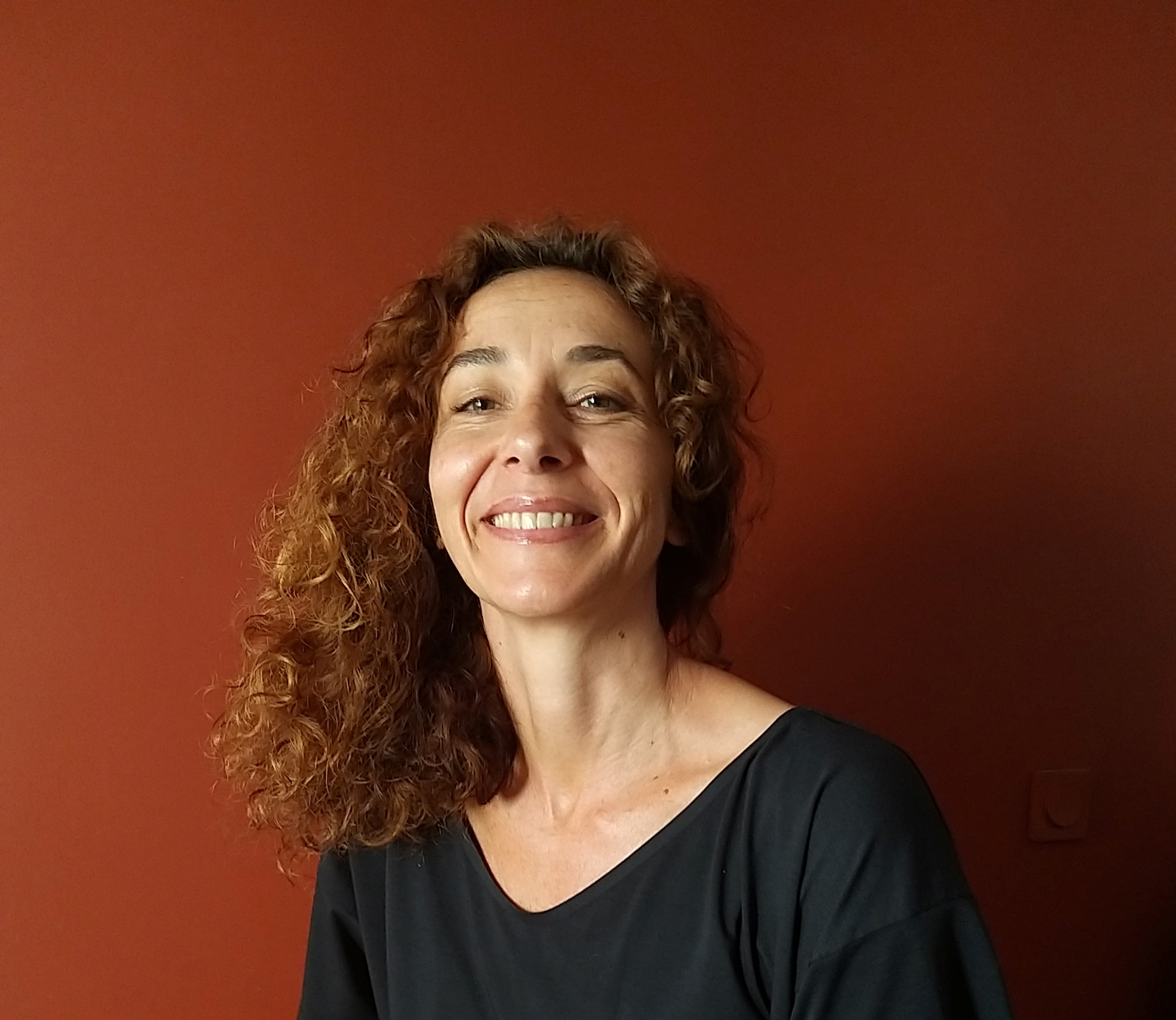 &Eacute;tag&egrave;res remplies de pi&egrave;ces en c&eacute;ramique dans l&rsquo;atelier